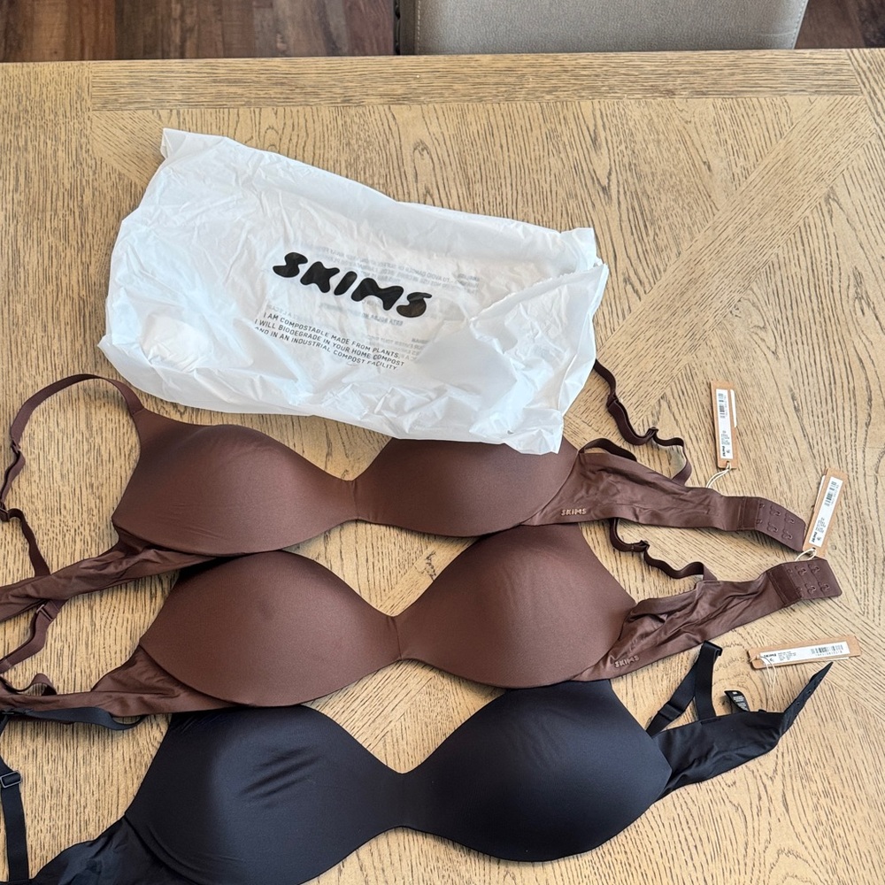 SKIMS Women's Wireless Push-Up Bras Chocolate and Black